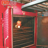 半開放式廚房中放有一個鮮艷紅色的「鐵櫃」，原來是於美國特別訂製的煙熏櫃，型格得緊要。