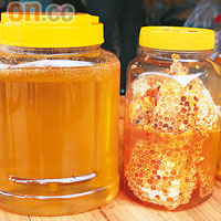 李伯在公園內自設養蜂場，提煉各種蜂蜜。紅花荷蜜人民幣120　峰巢¥50