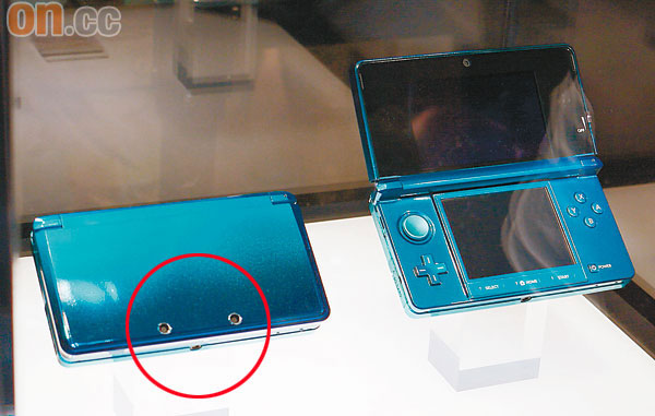 E3會場更展示出不同機身顏色的3DS，機背設有兩個鏡頭（紅圈），到時仲可以影埋3D相！