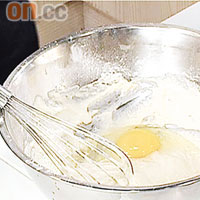 將麵粉糊打至稠身，並打入雞蛋攪勻。