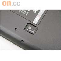 microSD卡槽則設於機背。