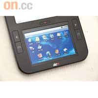 下方的3.5吋輕觸式屏幕，兩旁及上方設有操作按鈕，使用Android平台。