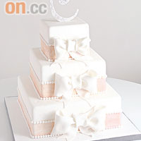 3層3D蝴蝶結結婚蛋糕 $4,000店內還可訂購多層3D結婚蛋糕，款式選擇多，也可自家設計款式；10吋高的結婚蛋糕，只需1個月前預訂便可。（a）