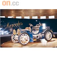 於1902年出廠的Mercedes-Simplex，是首款掛上「Mercedes」名字的汽車。