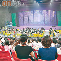 綜藝大廳可容納1,900名觀眾，加上一日有數場表演，排隊等候的時間比起場館要短得多。