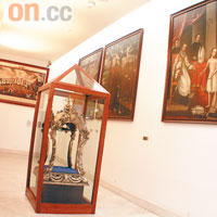 館內必看的展品，是這座用銀打造的聖母肩輿。