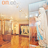 小博物院就位於聖堂後，收藏了聖保祿教堂早期的著名雕刻及一些遺物。