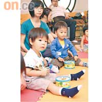 一起打鼓唱歌，學習聽從指令、加強節奏感，還可鍛煉小肌肉。