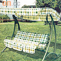 夏日氣息<br>具有簷篷設計的鞦韆椅，選用綠白色的格仔Pattern，輕易添上幾分夏日氣息。$3,000/套（a）