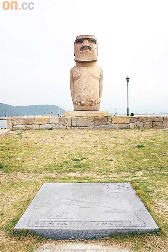 女木島上有座複製的復活島巨石像。