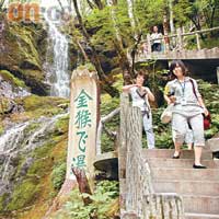 金猴飛瀑，足百丈高，流水如銀絲飄垂。