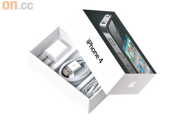包裝盒上的iPhone 4用45度影埋去，更有Feel！跟機送USB線、耳機及兩腳火牛。