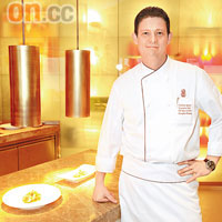 澳洲籍主廚Dietmar Spitzer，曾在多個國家的星級酒店工作，香港的淺水灣酒店便是其中之一。