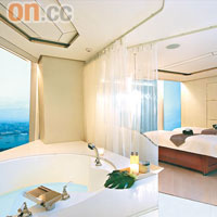 水療套房內有大浴池，窗外就是黃浦江兩岸景色。