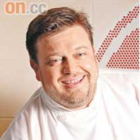 無論是新開設於蘇豪東臨海地段的分店或是中環總店，Tapeo皆由入廚逾20年的澳洲籍行政總廚Michael Van Warmelo主理。