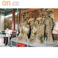 賓陽樓的堂中，有蜀國5位大人物（劉、關、張、孔明與趙雲）全家福雕像，威過電影海報。