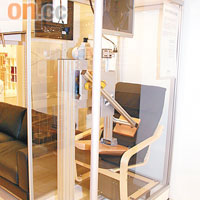 為證明好品質，場內有家具測試示範，如這張POANG扶手椅正示範負載100公斤重量測試。