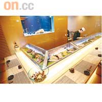 餐廳的一隅為壽司吧，刺身櫃內放滿時令精選，種類繁多，以LED燈裝飾更奪目更Fresh。