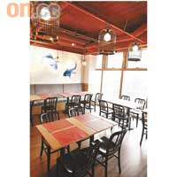 餐廳設計簡單中帶特色,單是鳥籠、錦鯉及山水畫元素,已能表達出「少爺」的生活品味。
