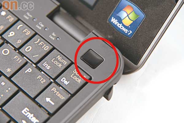 鍵盤兩角分別有Optical Sensor和兩粒滑鼠左右鍵（紅圈），取代TouchPad。