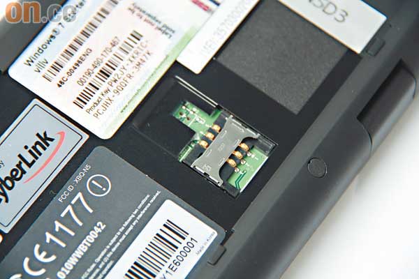 電池底下有SIM卡位，支援3G無線上網。