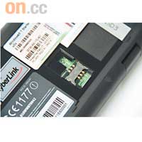 電池底下有SIM卡位，支援3G無線上網。
