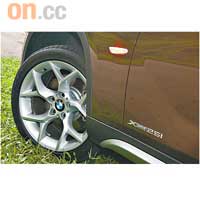 原廠配備18"輪圈，輪胎尺碼為225/45 R18。