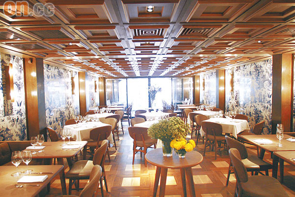 1樓用餐區的木質天花，是典型美式扒房的設計，心悠話：「一格格好似朱古力。」