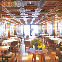 1樓用餐區的木質天花，是典型美式扒房的設計，心悠話：「一格格好似朱古力。」