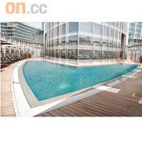 健身樓層設有露天泳池，留心看池身打造成品牌的A字圖案。