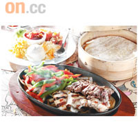 Fajita Combo （Beef & Chicken） $188（a）<br>受墨西哥飲食文化影響，辣椒、牛油果醬等配料極為常見，與牛肉及雞肉條同捲起進食，有點像吃北京填鴨。