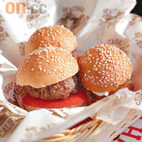Roxy Heart Burger $55（c）<br>餐廳與Quiksilver及ROXY聯乘推出的Mini-burger，共有芝士、魚柳及牛肉漢堡三款，適合女生。