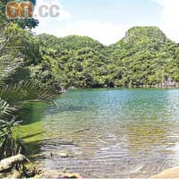 Tayak Lagoon四周被綠林環繞，湖水清澈。