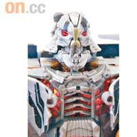 按下機關除會發光，星爺還會開金口呢！