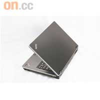 ThinkPad Edge備有紅黑兩色，但15吋版只有黑色款。