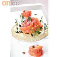 Smoke Salmon on Ice $98<br>來自蘇格蘭的煙三文魚，放於特製的香檳啫喱上，賣相精緻如名字，同時為三文魚帶來冰涼的淡淡酒香，混合起來品嘗，別具滋味。