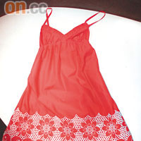 鮮橙吊帶繡花連身裙，去沙灘最啱。$491（原價$891）