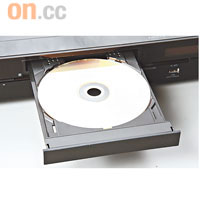 除Blu-ray藍光碟外，還能兼播CD、VCD、DVD及以AVCHD規格燒錄的光碟。