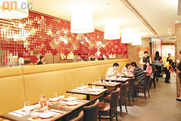 小館裝潢簡潔，牆上的鏡子以大紅方格裝飾，低調地帶出中國風。