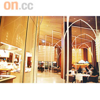 餐廳採用半開放式廚房，並以特色支架作點綴。