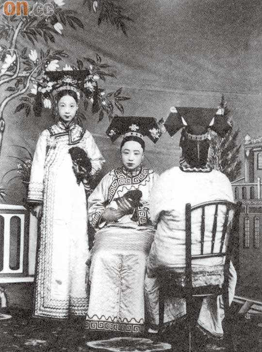 清代的滿族婦女以修長為美，她們穿了直身的長袍，戴上高聳的頭飾，再穿上花盆底鞋，整個人看來特別修長。（廣州集成圖像有限公司提供） 