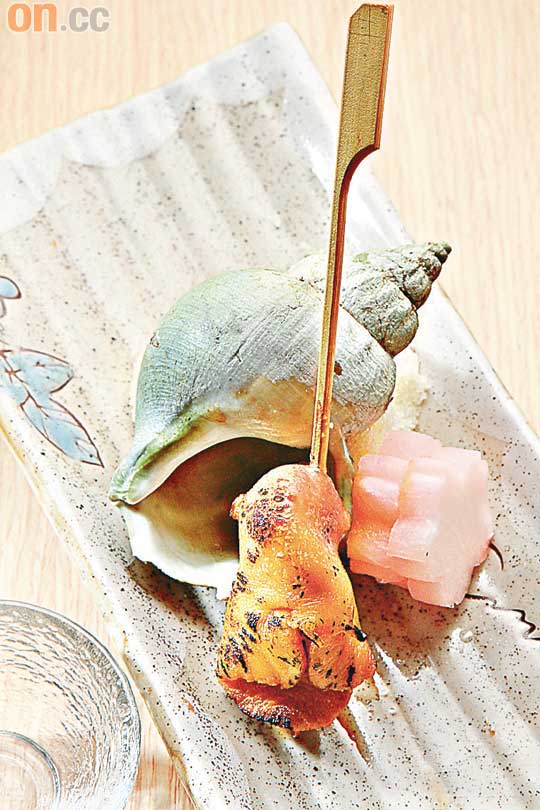 翡翠海螺串 $15<br>原隻燒翡翠螺見得多，丁師傅將翡翠螺肉挖出串起，以鹽燒香，方便品嘗。