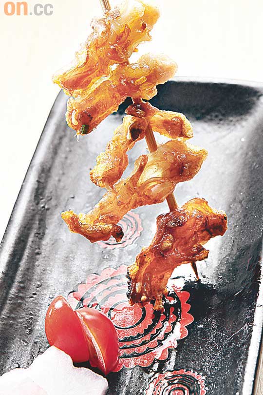 燒雞腳筋 $22<br>比較罕見的燒物串，每隻雞只有兩條腳筋，拆出後串起以雞汁燒香，入口爽脆有o趙頭。