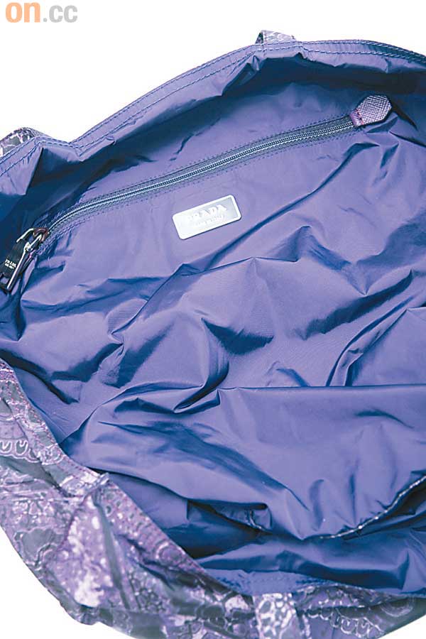 Prada B.Y.O.Bag內設有拉鏈小袋。