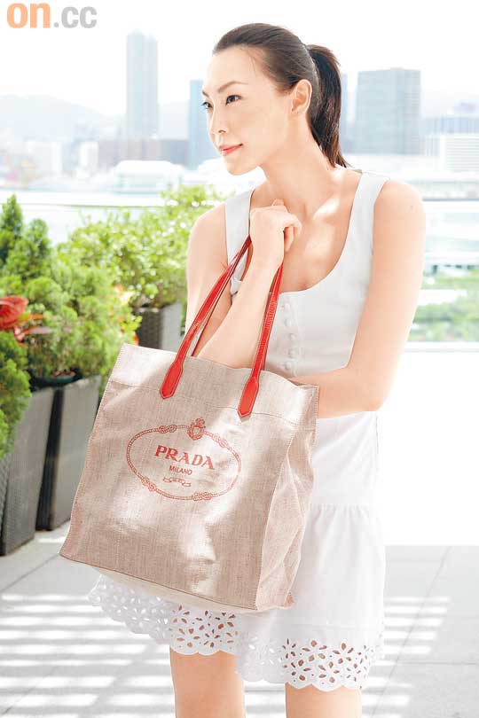 Prada B.Y.O. Bag粉紅色Logo袋 $1,750、白色連身裙 $5,950 （A）