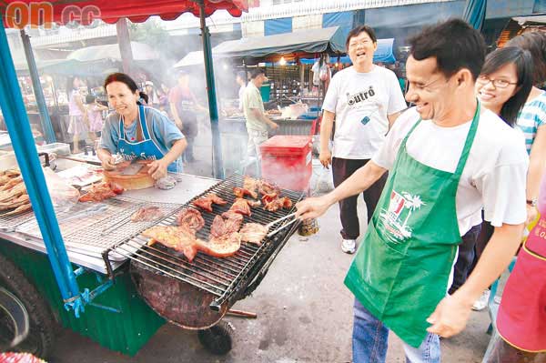 在泰國東北的素林，夜市都很熱鬧，BBQ等美食隨時吃到。