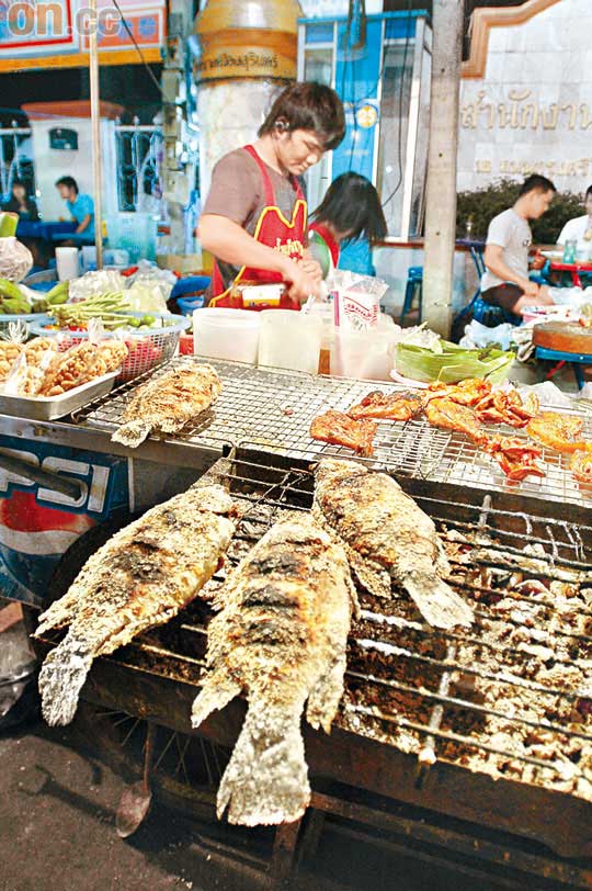在香港泰菜館才吃到的烤鰂魚，這裏可當街頭小食般買走。