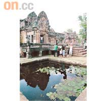 殿外的蓮花池，是高棉建築常見的配置。