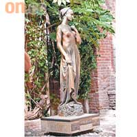佇立庭院中央的茱麗葉銅像，每天給數以千計遊人上下其手。