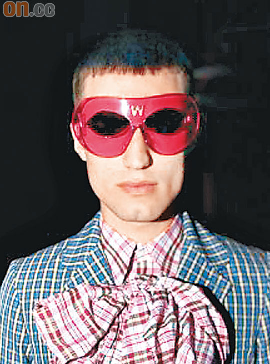 2011年春夏，與時裝品牌Walter Van Beirendonck合作玩古怪眼鏡。